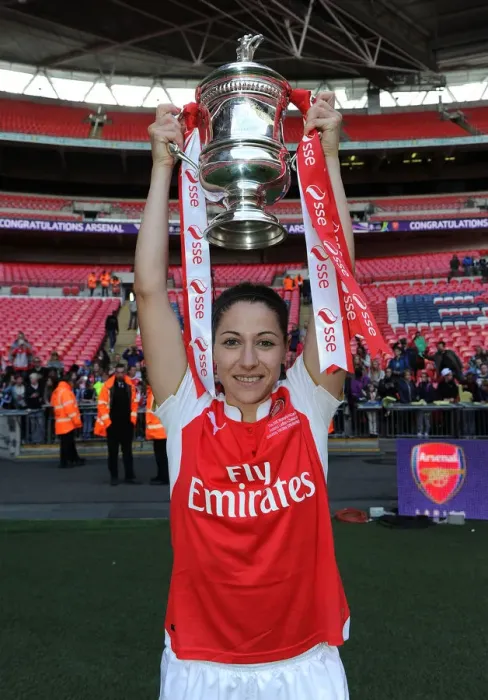 Framed Print : Arsenal Ladies Celebrate FA Cup Victory: Vicky Losada Lifts the Trophy