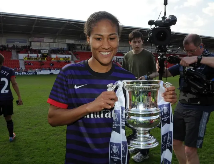 Framed Print : Arsenal Ladies Celebrate FA Women's Cup Victory: Rachel Yankey Lifts the Trophy