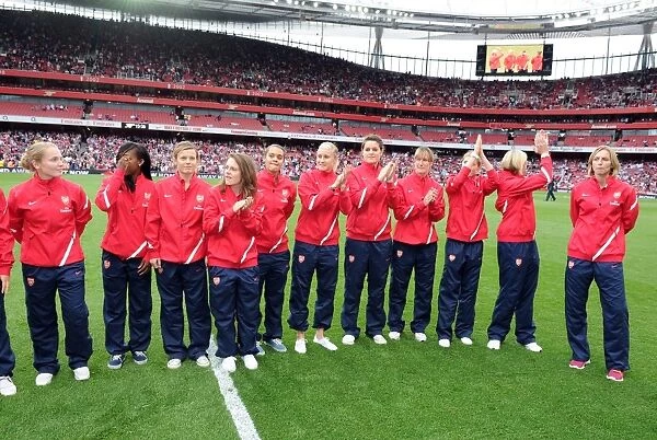 The Arsenal Ladies claps the fans at half time. Arsenal 1: 0 Swansea City