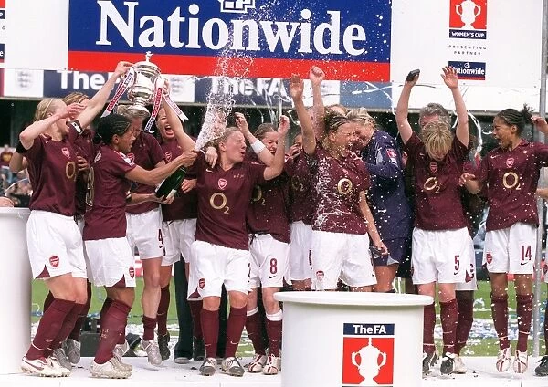 Arsenal Ladies Glory: Faye White Lifts the FA Cup After a 5-0 Victory over Leeds United Ladies, 2006