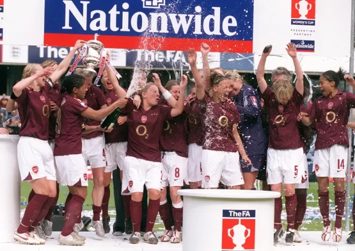 Framed Print : Arsenal Ladies Glory: Faye White Lifts the FA Cup After a 5-0 Victory over Leeds United Ladies, 2006