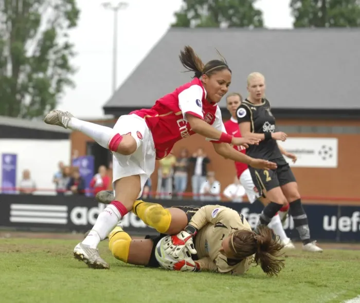 Framed Print : Arsenal Ladies Lift UEFA Women's Cup: 2006-07 Final (1-0 Agg.) - Arsenal vs. UMEA IK