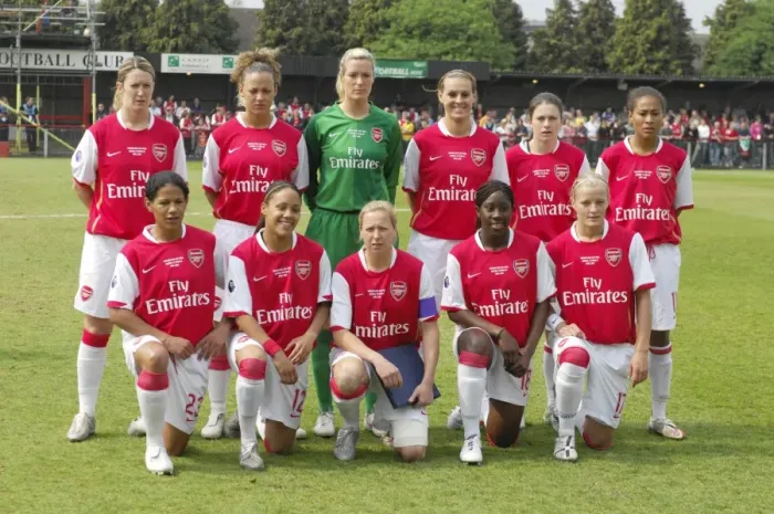 Framed Print : Arsenal Ladies Lift the UEFA Women's Cup: 2006-07 Final (1-0 Agg.) vs UMEA IK