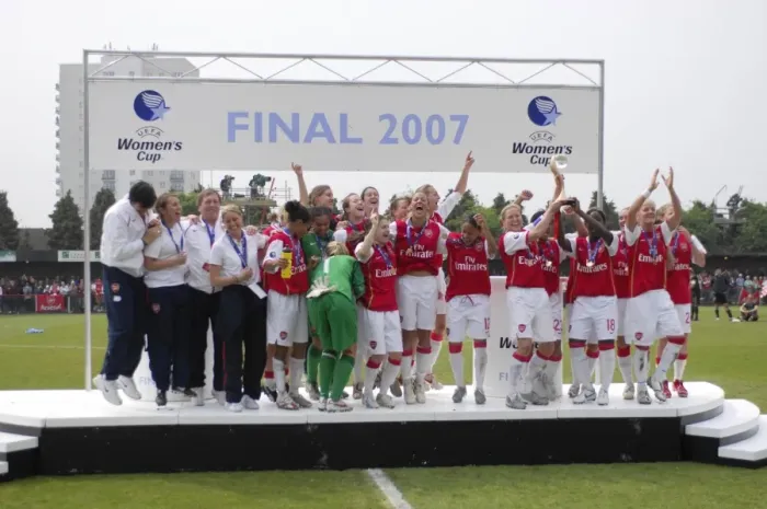 Framed Print : Arsenal Ladies Lift UEFA Women's Cup: 2006-07 Final (1-0 Agg.) - Arsenal vs. UMEA IK