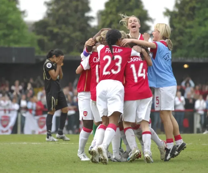 Framed Print : Arsenal Ladies Lift UEFA Women's Cup: 2006-07 Final (1-0 agg.) vs UMEA IK Framed Print : Arsenal Ladies Lift UEFA Women's Cup: 2006-07 Final (1-0 agg.) vs UMEA IK