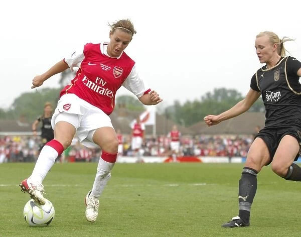 Arsenal Ladies Lift UEFA Women's Cup: 2006-07 - Arsenal vs. UMEA IK (1-0 Agg.) UEFA Women's Cup Final 2006-07: Arsenal 0-0 UMEA IK (1-0 on Aggregate)