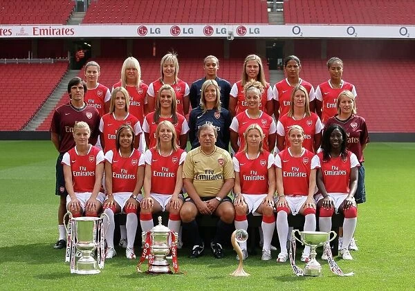 Arsenal Ladies team group. Arsenal Ladies Photocall. Emirates Stadium, 7 / 8 / 07. Credit