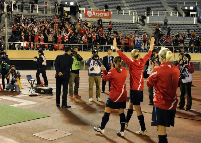 Framed Print : Arsenal Ladies in Tokyo: Ellen White and Jordan Nobbs Wave to Fans in 1:1 Draw Against INAC Kobe Framed Print : Arsenal Ladies in Tokyo: Ellen White and Jordan Nobbs Wave to Fans in 1:1 Draw Against INAC Kobe