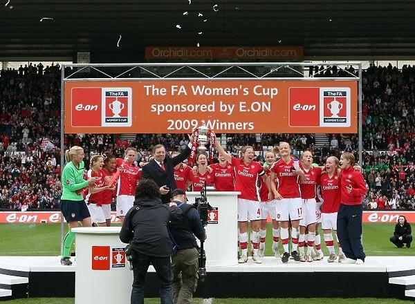 Arsenal Ladies Triumph in FA Cup Final: 2-1 Victory over Sunderland - FA Cup Trophy Celebration