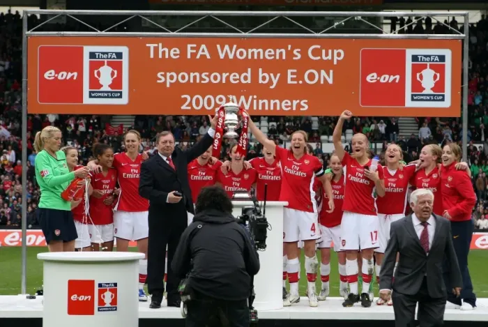 Framed Print : Arsenal Ladies Triumph: Vic Akers and Team Lift FA Cup after 2:1 Win over Sunderland WFC