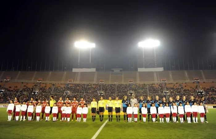 Framed Print : Arsenal Ladies vs. INAC Kobe: 1-1 Charity Match, Nishigaoka Stadium, Tokyo (November 30, 2011) Framed Print : Arsenal Ladies vs. INAC Kobe: 1-1 Charity Match, Nishigaoka Stadium, Tokyo (November 30, 2011)