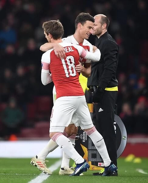 Arsenal: Laurent Koscielny and Nacho Monreal Embrace After Substitution vs Qarabag (UEFA Europa League 2018-19)