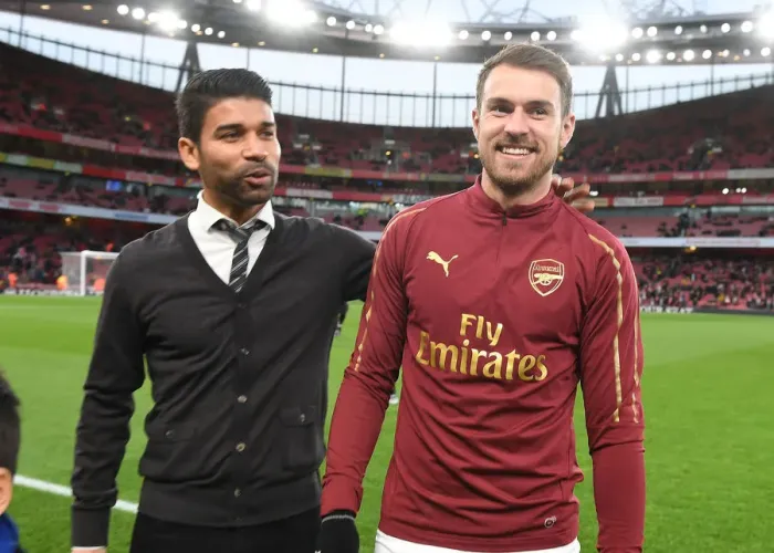 Framed Print : Arsenal Legends: Eduardo and Aaron Ramsey Reunite Ahead of Arsenal v Wolverhampton Wanderers