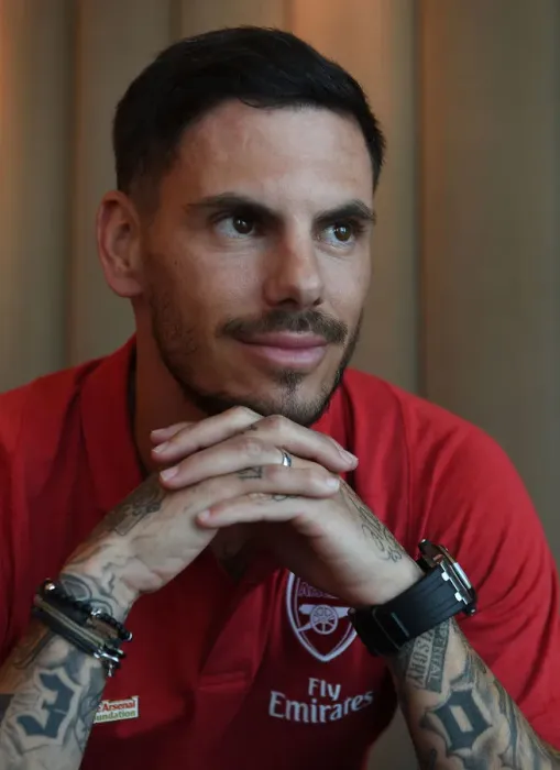 Framed Print : Arsenal Legends vs. Real Madrid Legends: A Clash of Football Greats at Bernabeu Stadium (2018-19) - Jeremie Aliadiere Prepares for Battle