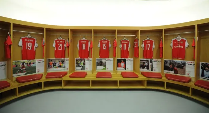 Framed Print : Arsenal Legends vs. Milan Glorie: A Clash of Football Greats at Emirates Stadium