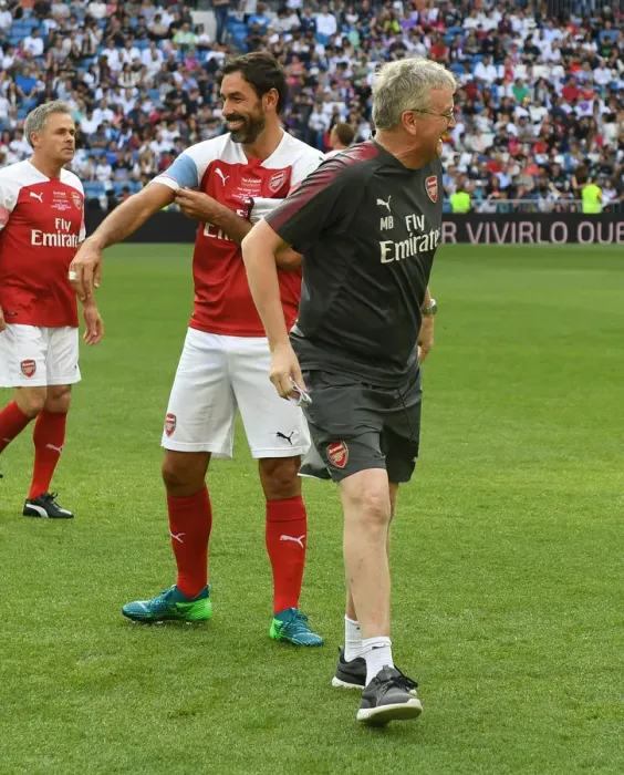 Framed Print : Arsenal Legends vs. Real Madrid Legends: A Legendary Clash at Bernabeu Stadium