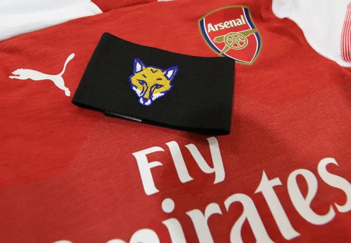 Framed Print : Arsenal and Liverpool Face Off: Tribute with Black Armbands (2018-19) Framed Print : Arsenal and Liverpool Face Off: Tribute with Black Armbands (2018-19)
