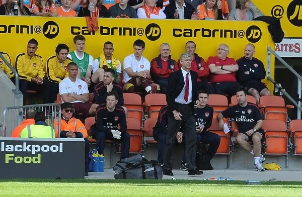 Arsenal manager Arsene Wenger on the bench. Blackpool 1: 3 Arsenal, Barclays Premier League