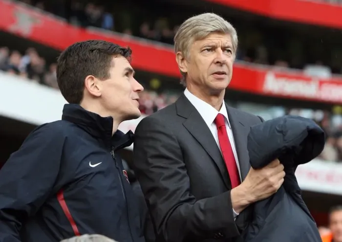 Framed Print : Arsenal Manager Arsene Wenger with Doctor Gary O Driscoll. Arsenal 1
