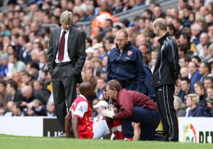 Framed Print : Arsenal manager Arsene Wenger looks on as injured captain William Gallas is treated by Gary Lewin Framed Print : Arsenal manager Arsene Wenger looks on as injured captain William Gallas is treated by Gary Lewin