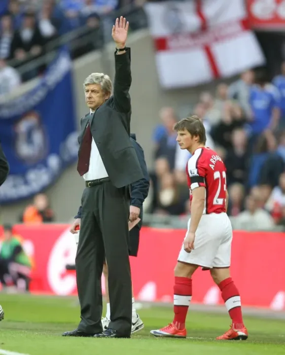 Framed Print : Arsenal manager Arsene Wenger with substitute Ardrey Arshavin