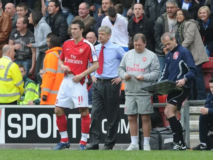 Framed Print : Arsenal manager Arsene Wenger with substitute Robin van Persie. Wigan Athletic 3