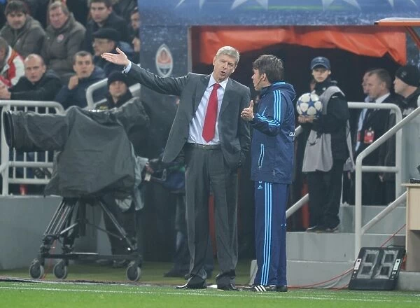 Arsenal manager Arsene Wenger talks to the 4th official. Shakhtar Donetsk 2: 1 Arsenal