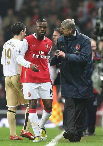 Arsenal manager Arsene Wenger talks with captain William Gallas