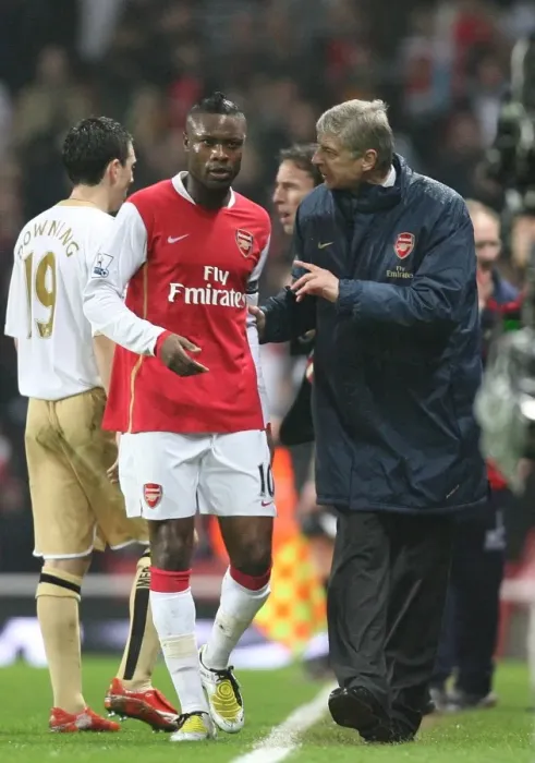 Framed Print : Arsenal manager Arsene Wenger talks with captain William Gallas