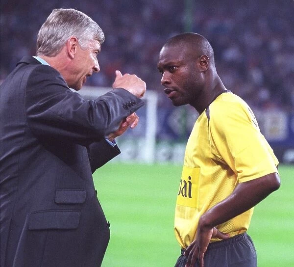 Arsenal manager Arsene Wenger talks with defender William Gallas just before kick off