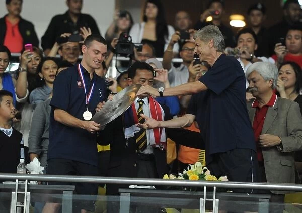 Arsenal manager Arsene Wenger and Thomas Vermaelen with the Malaysian Prime Minister