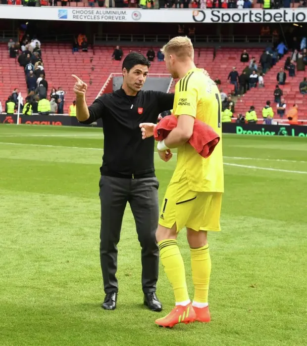 Framed Print : Arsenal Manager Mikel Arteta Celebrates with Aaron Ramsdale after Arsenal's Victory over Tottenham Hotspur (2022-23)