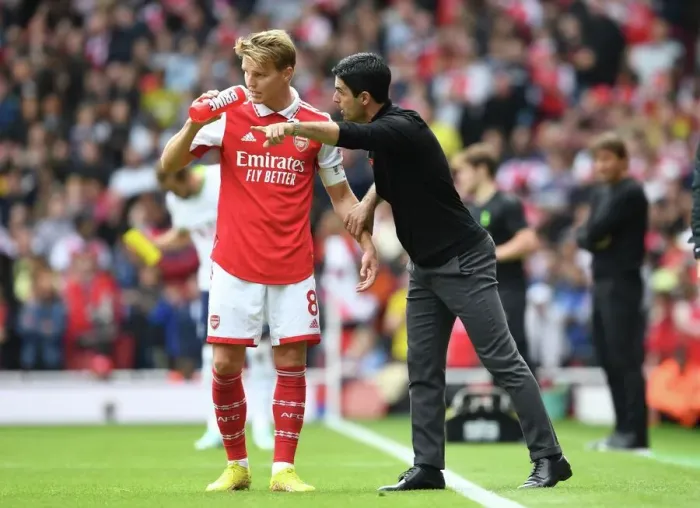 Framed Print : Arsenal Manager Mikel Arteta Conferencing with Martin Odegaard Amidst Arsenal v Tottenham Rivalry (2022-23)