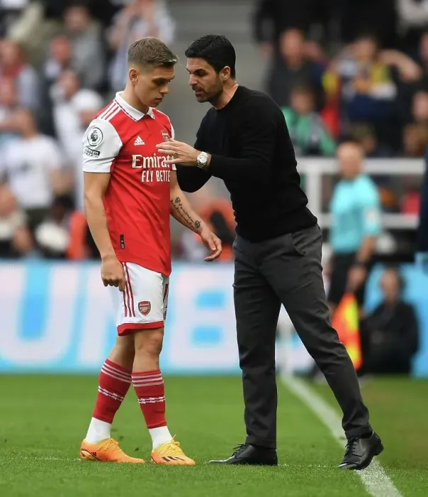Framed Print : Arsenal Manager Mikel Arteta with Leandro Trossard during Newcastle United vs Arsenal FC, Premier League 2022-23