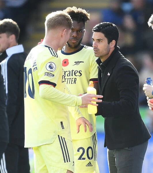 Arsenal Manager Mikel Arteta Strategizes with Emile Smith Rowe and Nuno Tavares during Leicester City vs Arsenal (2021-22)