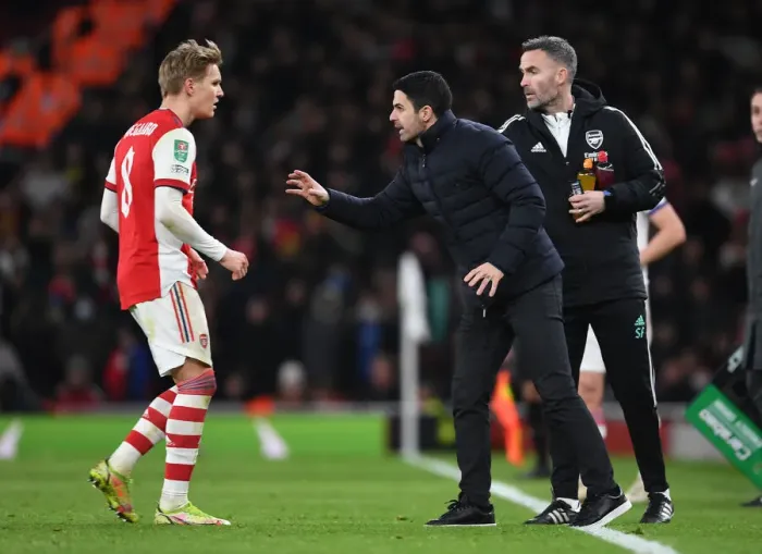 Framed Print : Arsenal Manager Mikel Arteta Strategizes with Martin Odegaard during Carabao Cup Semi-Final vs Liverpool