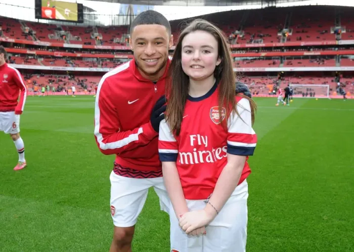 Framed Print : Arsenal mascot with Alex Oxlade-Chamberlain (Arsenal). Arsenal 2: 0 Fulham. Barclays Premier League
