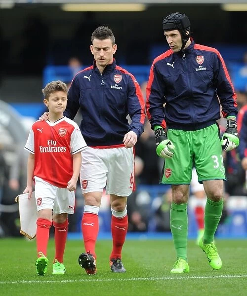 Arsenal mascot with Laurent Koscielny and Petr Cech (Arsenal). Chelsea 3: 1 Arsenal