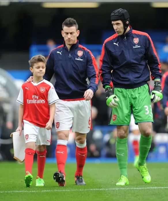 Framed Print : Arsenal mascot with Laurent Koscielny and Petr Cech (Arsenal). Chelsea 3: 1 Arsenal