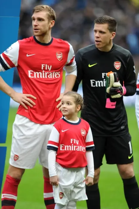 Framed Print : Arsenal Mascot with Per Mertesacker (Arsenal). Manchester City 6: 3 Arsenal. Barclays Premier League
