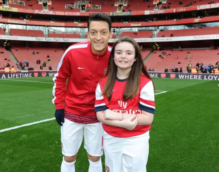 Framed Print : Arsenal mascot with Mesut Ozil (Arsenal). Arsenal 2: 0 Fulham. Barclays Premier League