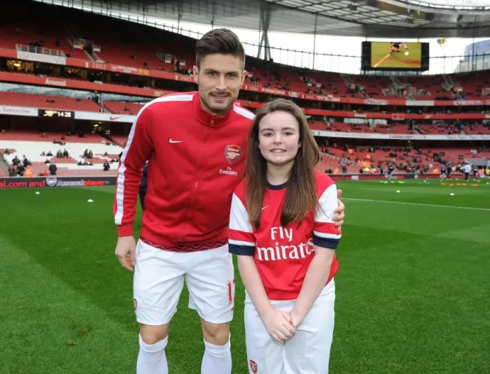Framed Print : Arsenal mascot with Olivier Giroud (Arsenal). Arsenal 2: 0 Fulham. Barclays Premier League Framed Print : Arsenal mascot with Olivier Giroud (Arsenal). Arsenal 2: 0 Fulham. Barclays Premier League