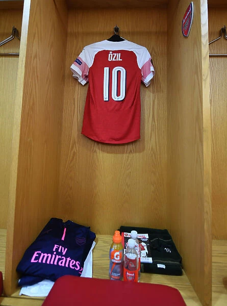 Arsenal: Mesut Ozil's Hanging Shirt in Emirates Changing Room (Arsenal v Qarabag, UEFA Europa League 2018-19)