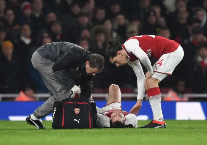 Framed Print : Arsenal: Mkhitaryan Receives Treatment as Bellerin Looks On during Arsenal v Everton, Premier League 2017-18 Framed Print : Arsenal: Mkhitaryan Receives Treatment as Bellerin Looks On during Arsenal v Everton, Premier League 2017-18