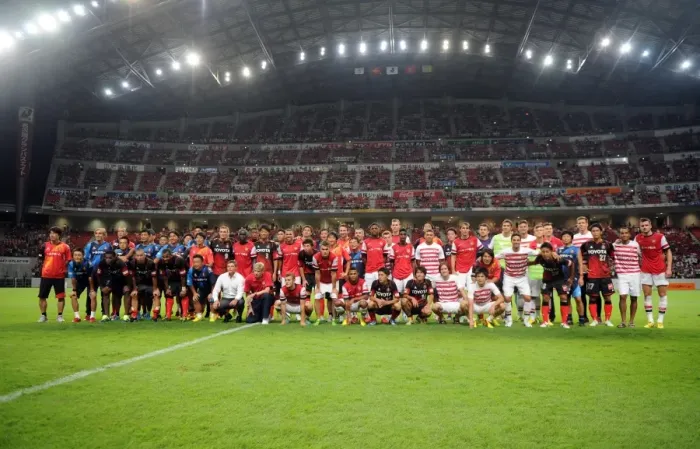 Framed Print : The Arsenal and Nagoya players at the end of the match. Nagoya Grampus 1: 3 Arsenal