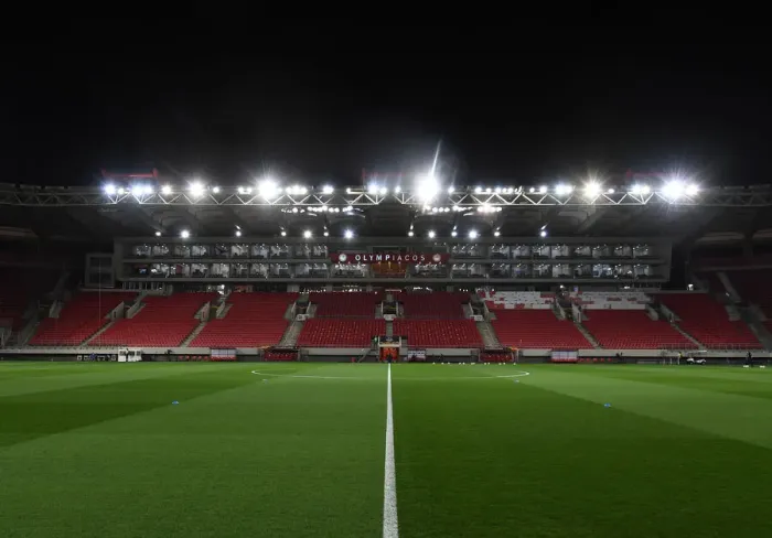 Framed Print : Arsenal at Olympiacos: UEFA Europa League Clash in Empty Karaiskakis Stadium Amidst Pandemic