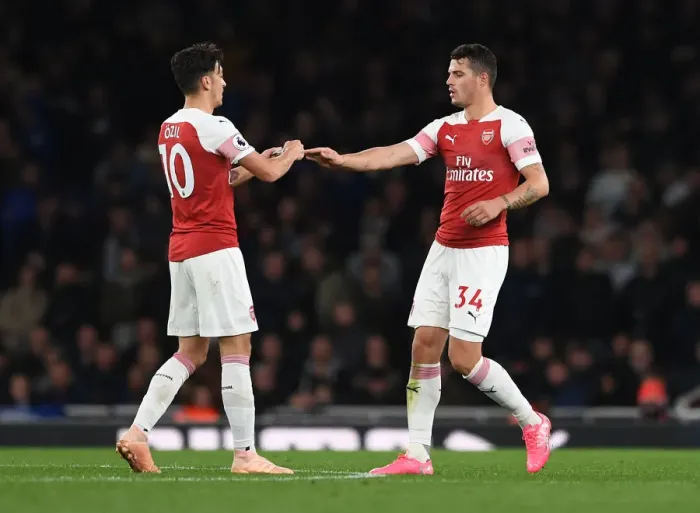 Framed Print : Arsenal: Ozil Passes Captain Armband to Xhaka vs Leicester City (2018-19) Framed Print : Arsenal: Ozil Passes Captain Armband to Xhaka vs Leicester City (2018-19)