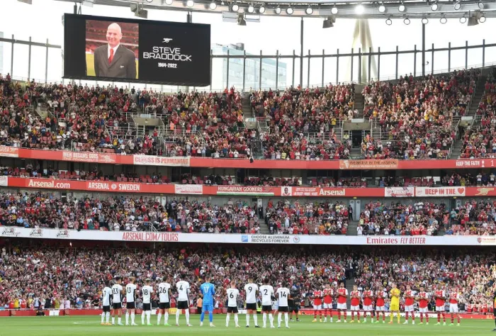 Framed Print : Arsenal Pay Tribute: Minutes Applause for Groundsman Steve Braddock