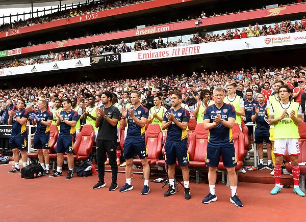 Arsenal Pays Tribute: Minutes Applause for Terry Neill