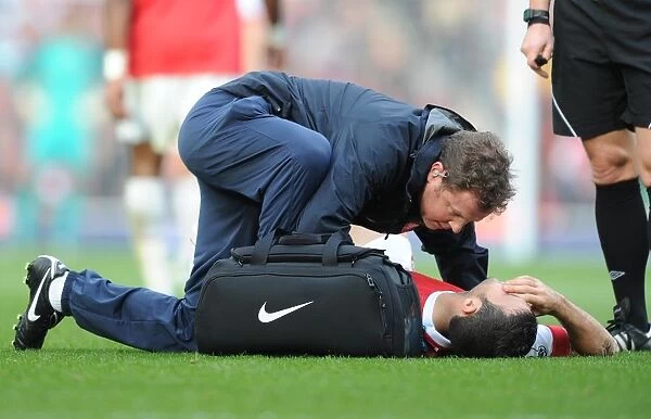 Arsenal physio Colin Lewin treats Cesc Fabregas. Arsenal 1: 0 West Ham United